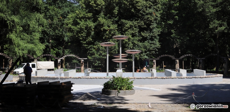 12/12 Prace przy remoncie fontanny w parku Kopernika na finiszu