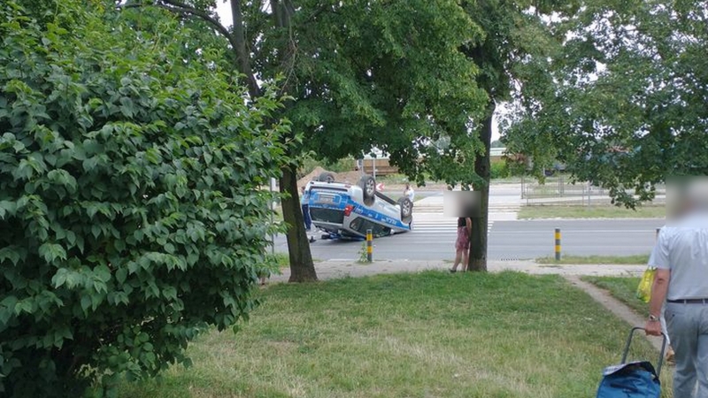 3/7 Dachowanie policyjnego radiowozu przy Al. 11 Listopada