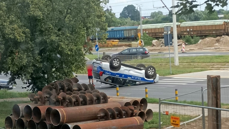 4/7 Dachowanie policyjnego radiowozu przy Al. 11 Listopada