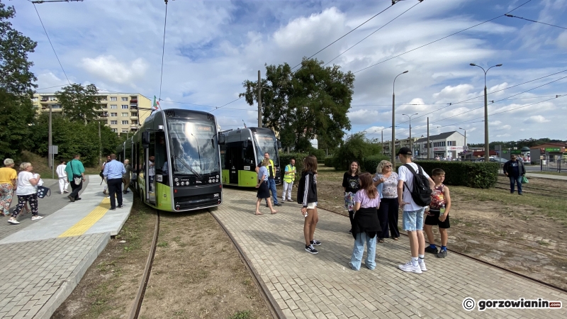 3/4 Tłumy gorzowian na uroczystym przejeździe tramwajów na os. Piaski