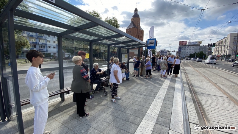4/4 Tłumy gorzowian na uroczystym przejeździe tramwajów na os. Piaski