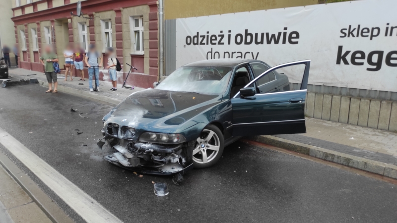 2/4 Kierujący BMW uderzył w mur budynku na Warszawskiej