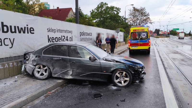 3/4 Kierujący BMW uderzył w mur budynku na Warszawskiej