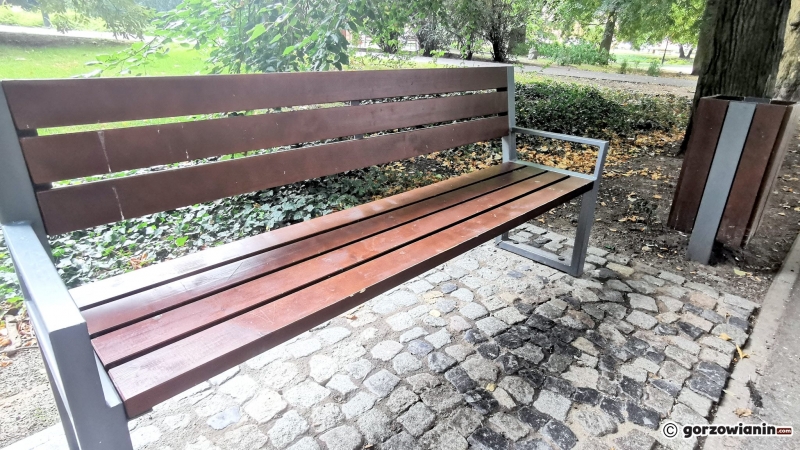 3/7 Wyczyszczone ławki w Parku Róż