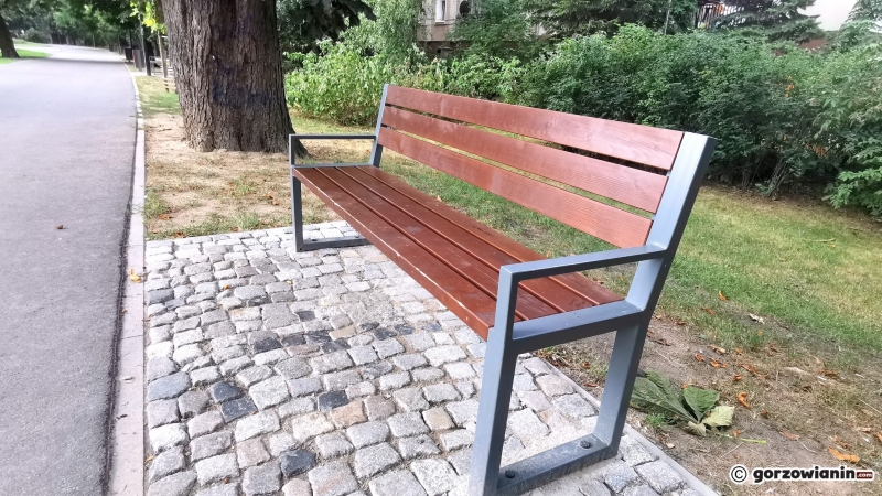 5/7 Wyczyszczone ławki w Parku Róż