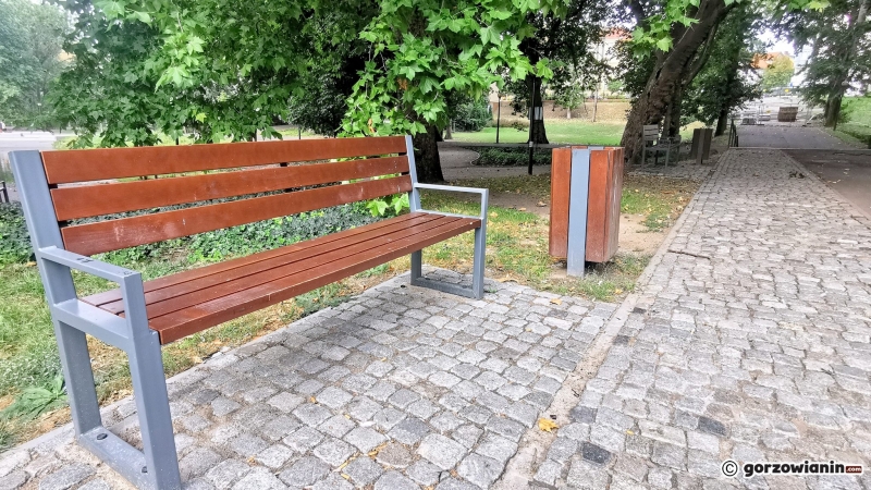 6/7 Wyczyszczone ławki w Parku Róż