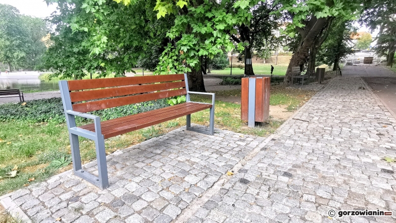 7/7 Wyczyszczone ławki w Parku Róż
