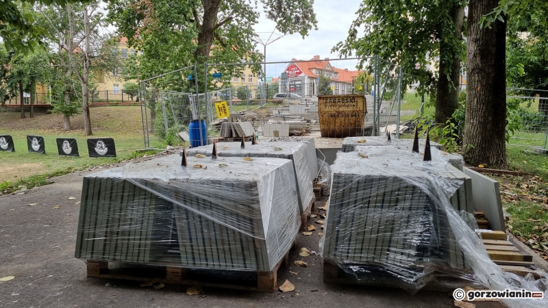 3/6 Przebudowywane schody w parku Róż