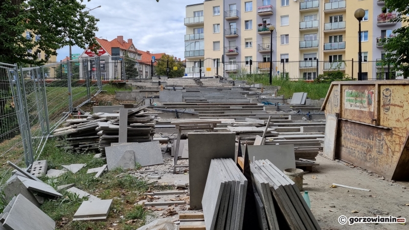 6/6 Przebudowywane schody w parku Róż