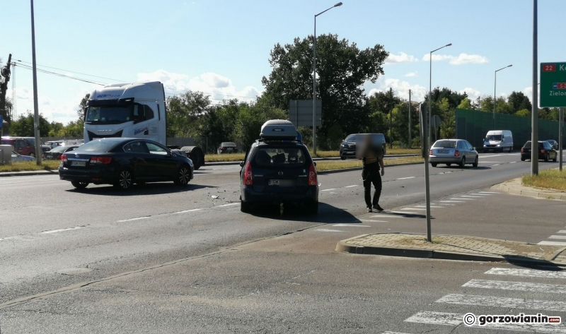 2/5 Zderzenie mazdy i BMW na Kasprzaka