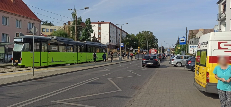 1/4 Wypadek na Piaskach. Kierujący volvo wjechał pod tramwaj