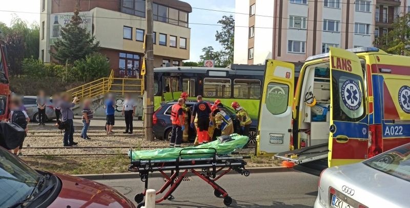 2/4 Wypadek na Piaskach. Kierujący volvo wjechał pod tramwaj