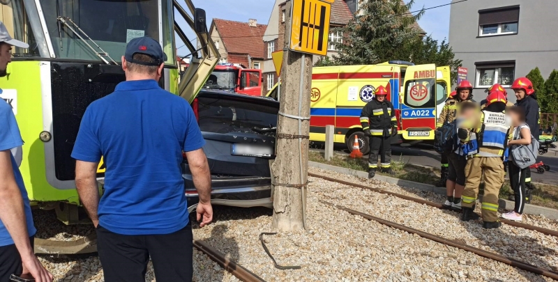 3/4 Wypadek na Piaskach. Kierujący volvo wjechał pod tramwaj