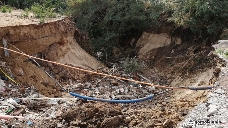 3/6 Wielka dziura w drodze przy ul. Akacjowej w Wawrowie