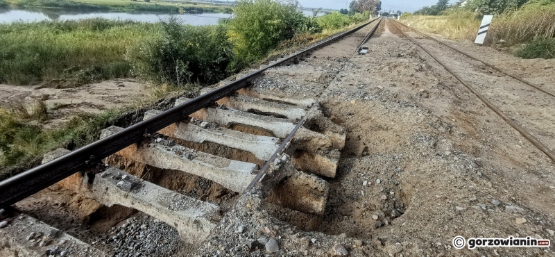 7/7 Woda podmyła tory kolejowe pod Gorzowem