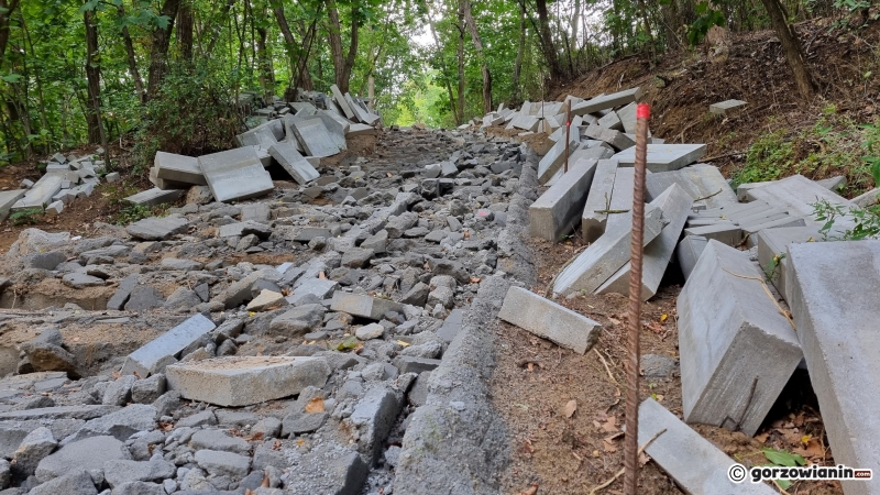 3/8 Schody w parku Słowiańskim w trakcie przebudowy