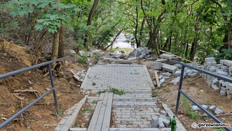 4/8 Schody w parku Słowiańskim w trakcie przebudowy