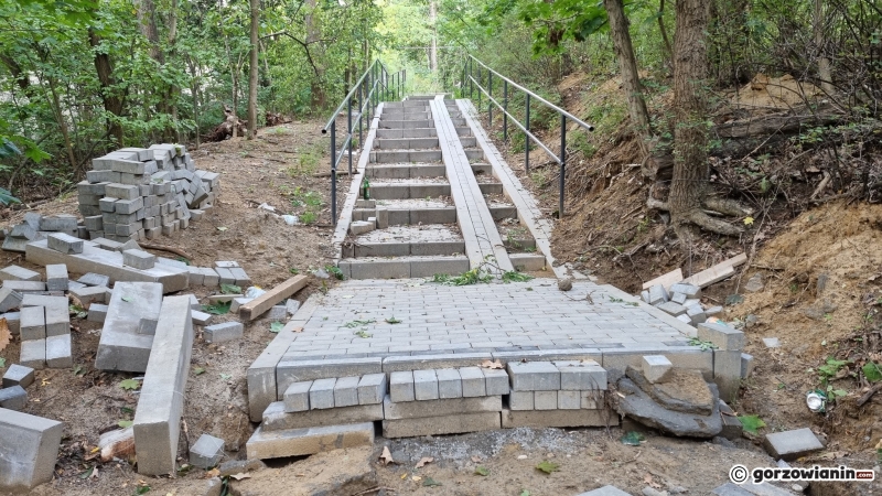6/8 Schody w parku Słowiańskim w trakcie przebudowy