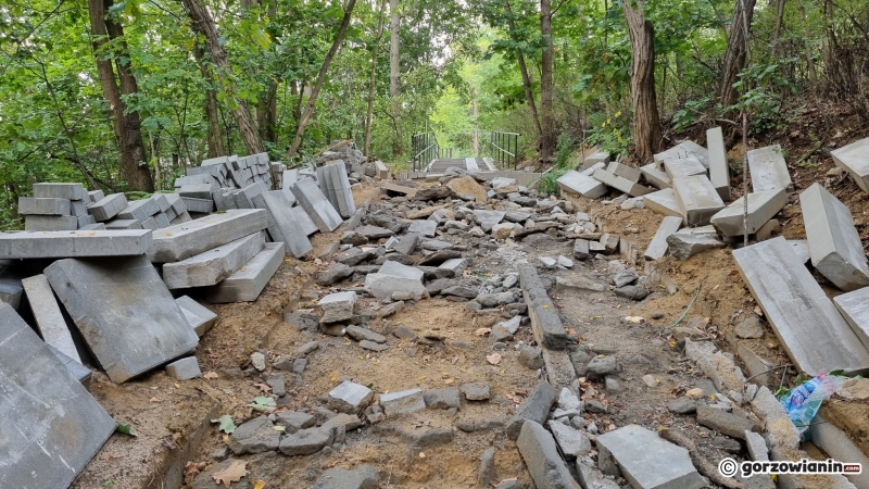8/8 Schody w parku Słowiańskim w trakcie przebudowy