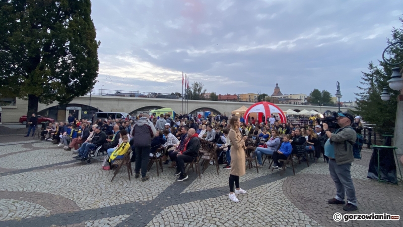 3/15 Gorzowianie kibicują Stali Gorzów w strefie kibica