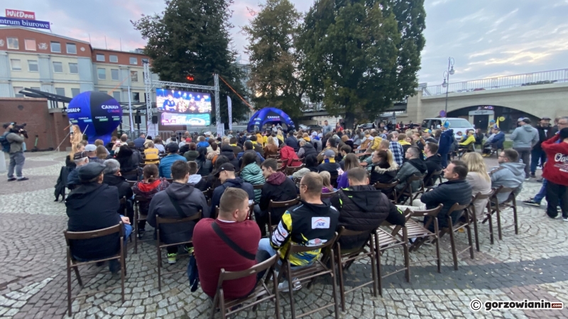 4/15 Gorzowianie kibicują Stali Gorzów w strefie kibica