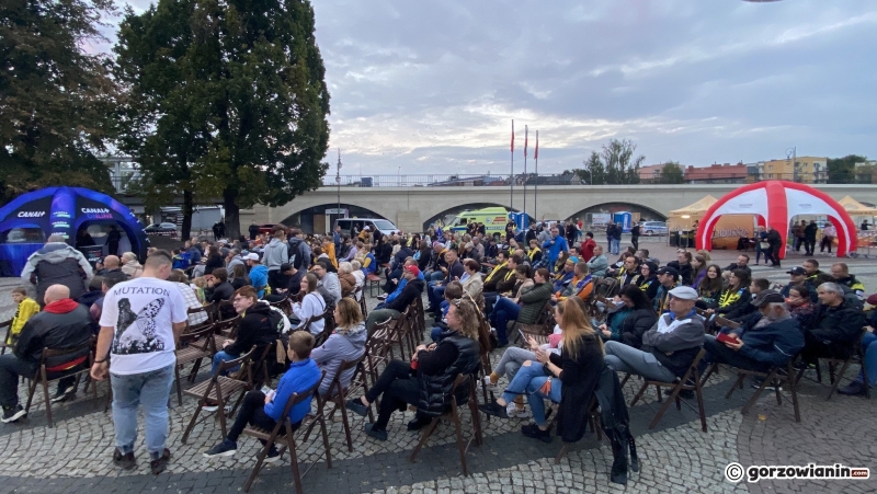 6/15 Gorzowianie kibicują Stali Gorzów w strefie kibica