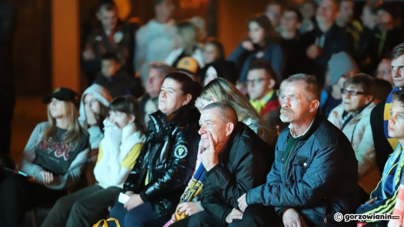 8/15 Gorzowianie kibicują Stali Gorzów w strefie kibica