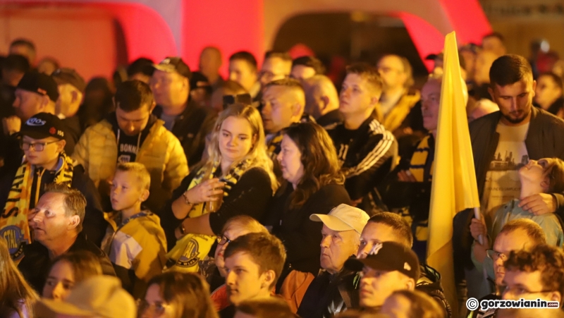 11/15 Gorzowianie kibicują Stali Gorzów w strefie kibica