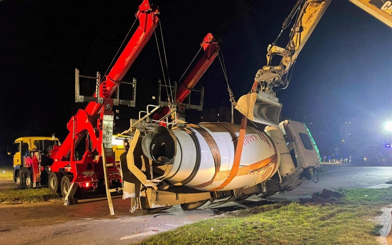 3/8 Akcja podnoszenia przewróconej betoniarki