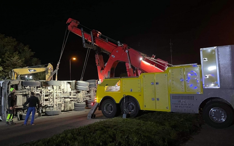 5/8 Akcja podnoszenia przewróconej betoniarki