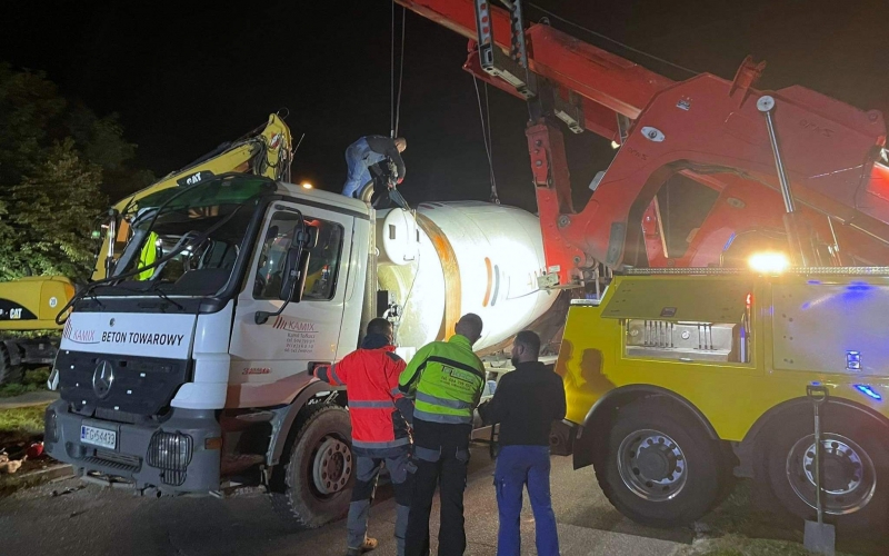 6/8 Akcja podnoszenia przewróconej betoniarki