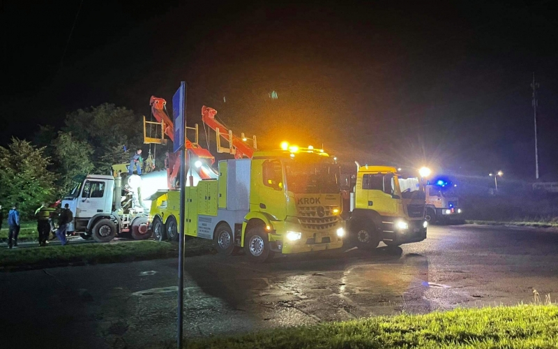 7/8 Akcja podnoszenia przewróconej betoniarki