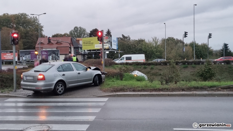 2/5 Zderzenie audi i skody na rondzie Santockim