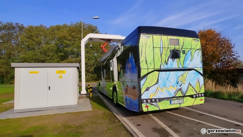 2/10 Ładowanie elektrycznego autobusu na pętli na Dekerta