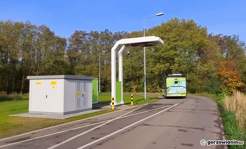 3/10 Ładowanie elektrycznego autobusu na pętli na Dekerta