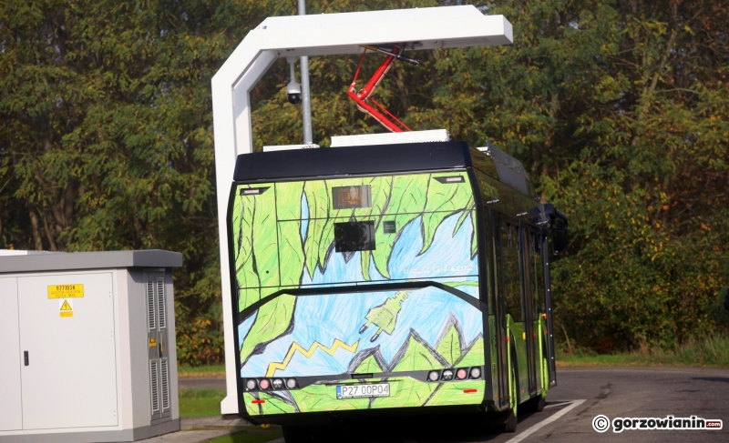 4/10 Ładowanie elektrycznego autobusu na pętli na Dekerta
