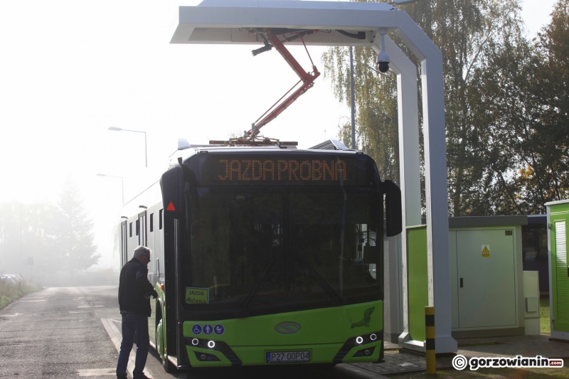 5/10 Ładowanie elektrycznego autobusu na pętli na Dekerta