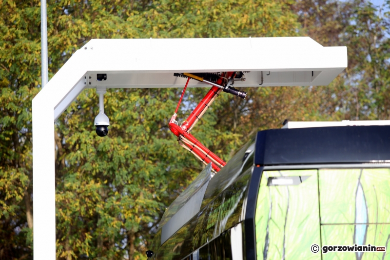 7/10 Ładowanie elektrycznego autobusu na pętli na Dekerta