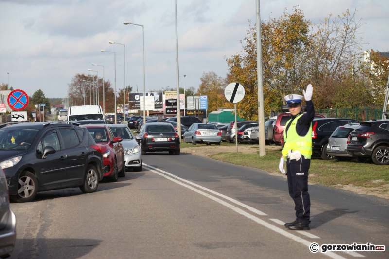 3/24 Tłum mieszkańców ruszył na cmentarz w Gorzowie