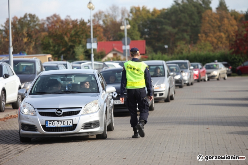 5/24 Tłum mieszkańców ruszył na cmentarz w Gorzowie