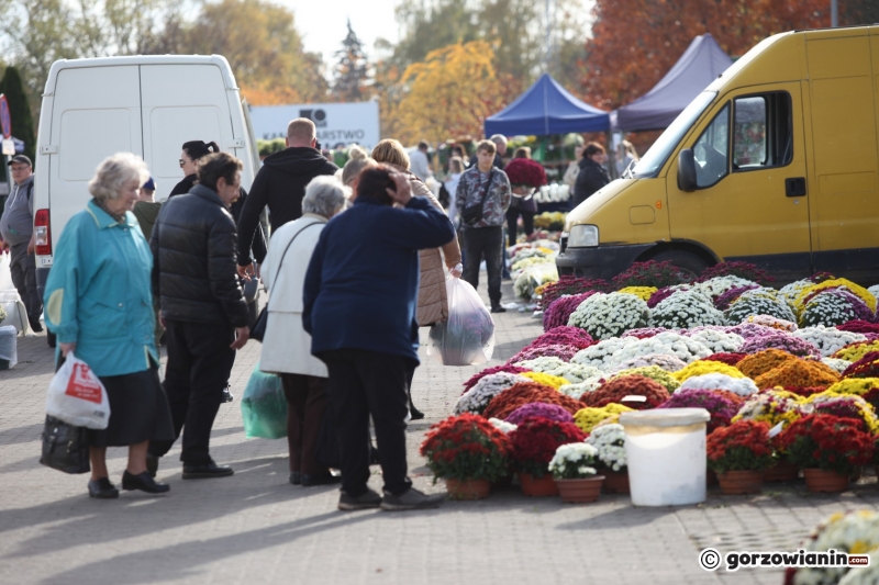6/24 Tłum mieszkańców ruszył na cmentarz w Gorzowie