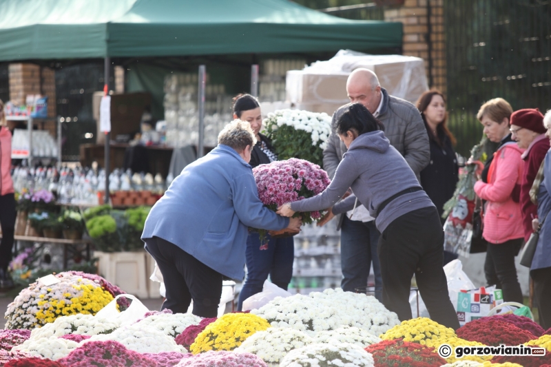 7/24 Tłum mieszkańców ruszył na cmentarz w Gorzowie