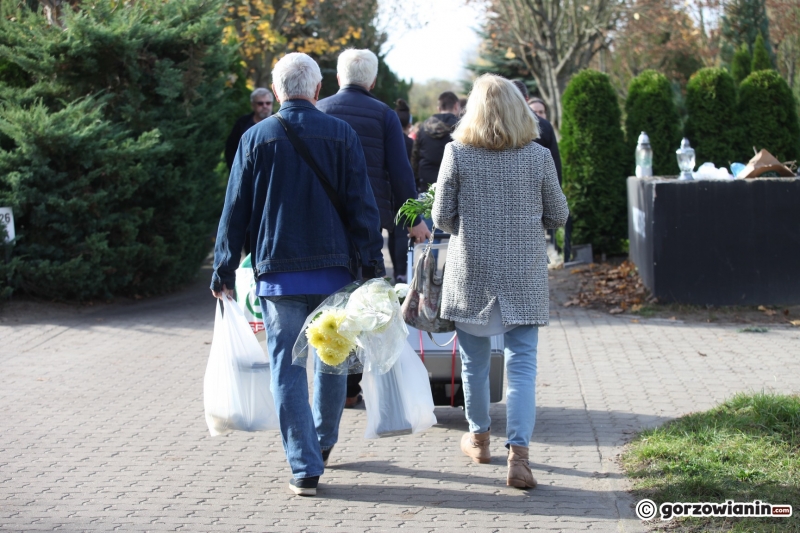 8/24 Tłum mieszkańców ruszył na cmentarz w Gorzowie