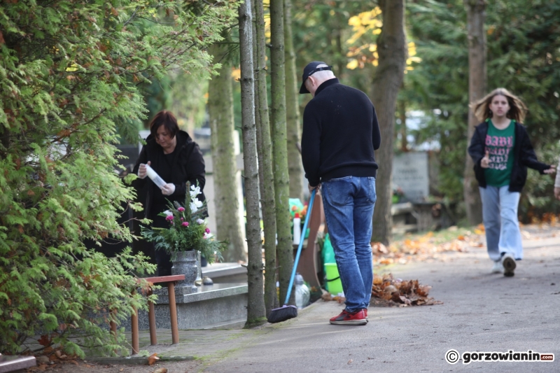 10/24 Tłum mieszkańców ruszył na cmentarz w Gorzowie