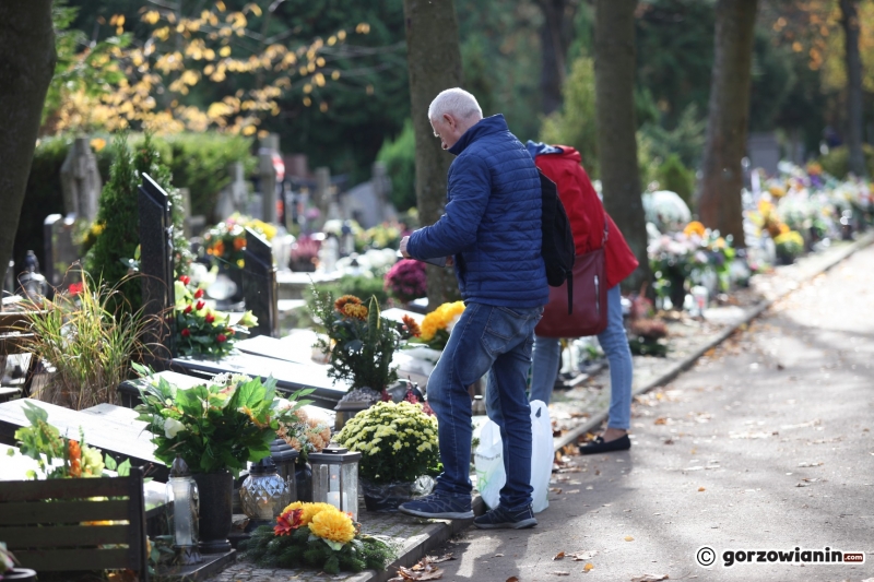 12/24 Tłum mieszkańców ruszył na cmentarz w Gorzowie
