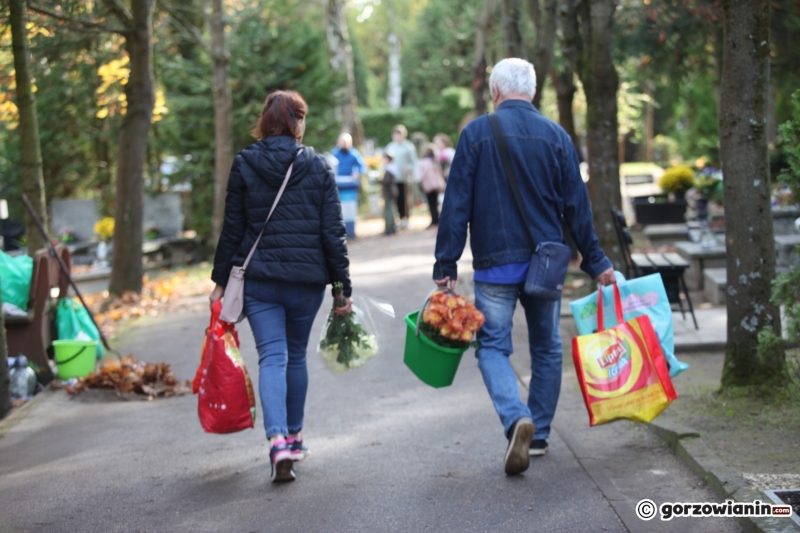 13/24 Tłum mieszkańców ruszył na cmentarz w Gorzowie