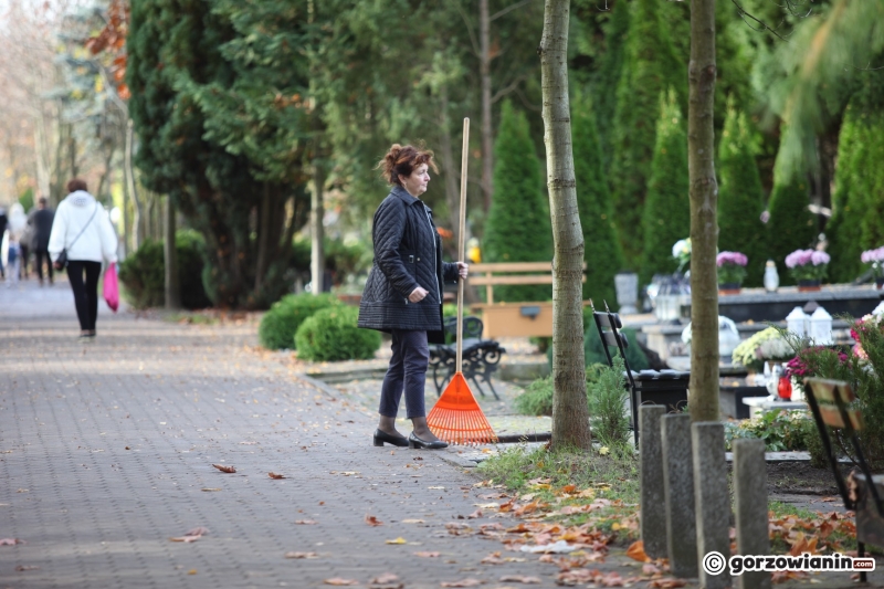 14/24 Tłum mieszkańców ruszył na cmentarz w Gorzowie