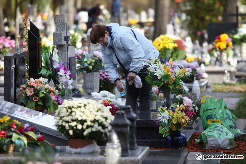 15/24 Tłum mieszkańców ruszył na cmentarz w Gorzowie