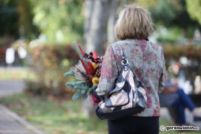 16/24 Tłum mieszkańców ruszył na cmentarz w Gorzowie