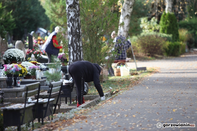 17/24 Tłum mieszkańców ruszył na cmentarz w Gorzowie